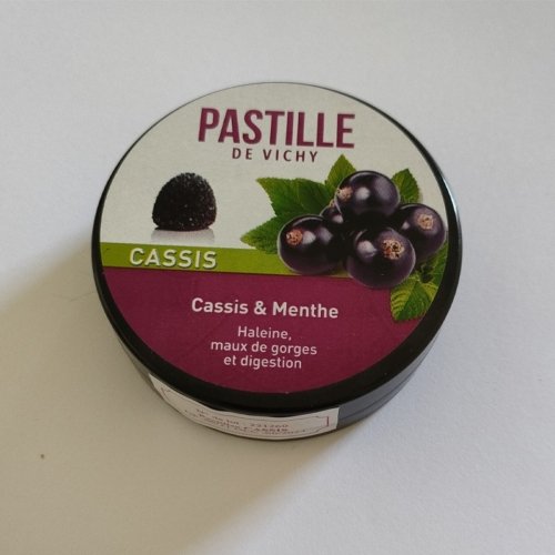 Boîte de 50 g de pastilles saveur cassis et menthe.