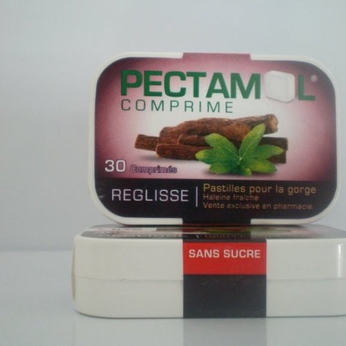 Boîte de pastilles Pectamol saveur réglisse menthe.